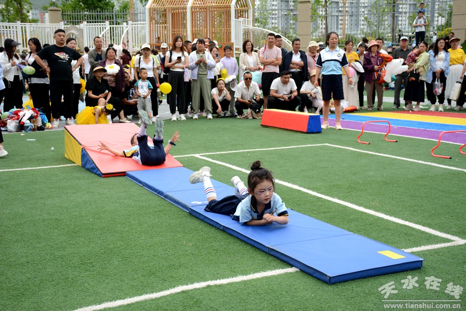 运动会在庄重而热烈的开幕式中拉开帷幕