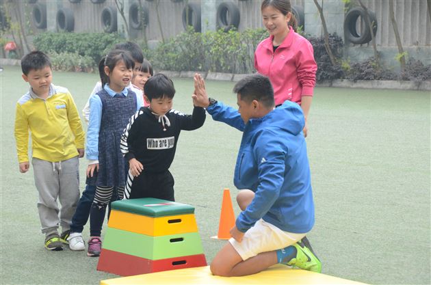 “粤运动·越健康”少年儿童运动汇暨喜迎十五运广东省青少年跑酷追逐赛活动日前在韶关市摩尔城举行